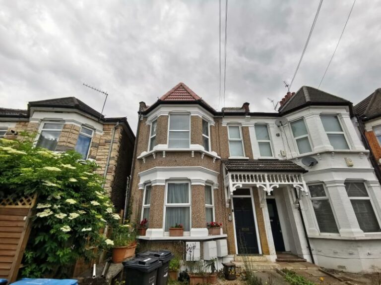 Palmerston Crescent, Palmers Green, N13 (2693580) Photo 3