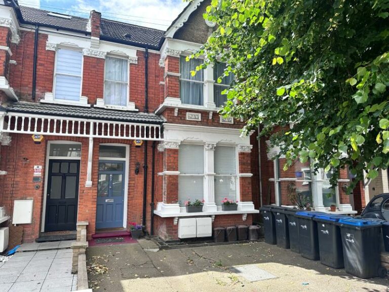 Palmerston Crescent, Palmers Green, N13 (2695753) Photo 5